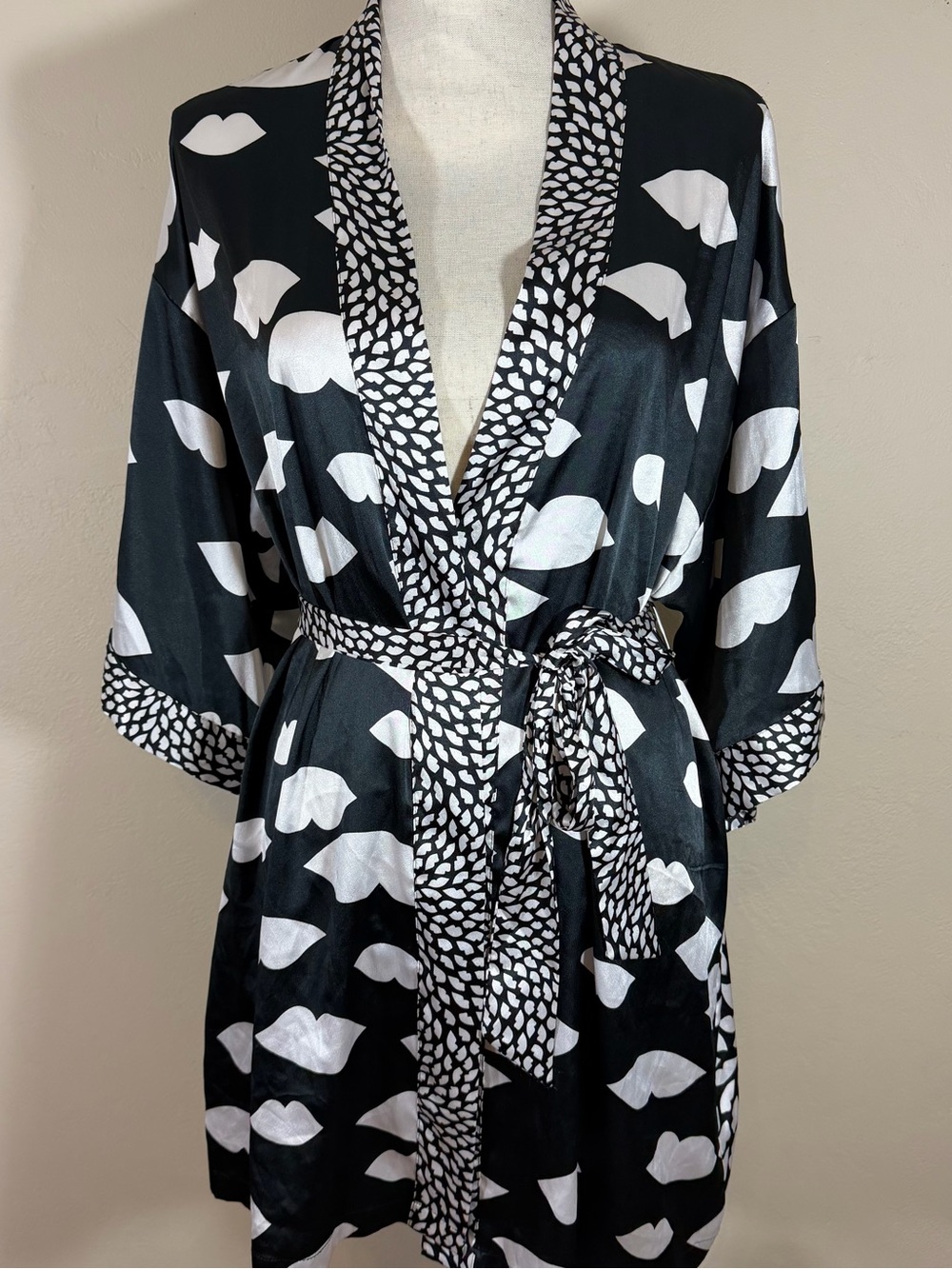 Victoria's Secret Short Satin Kimono Robe Black White Lip Print Size XS/S